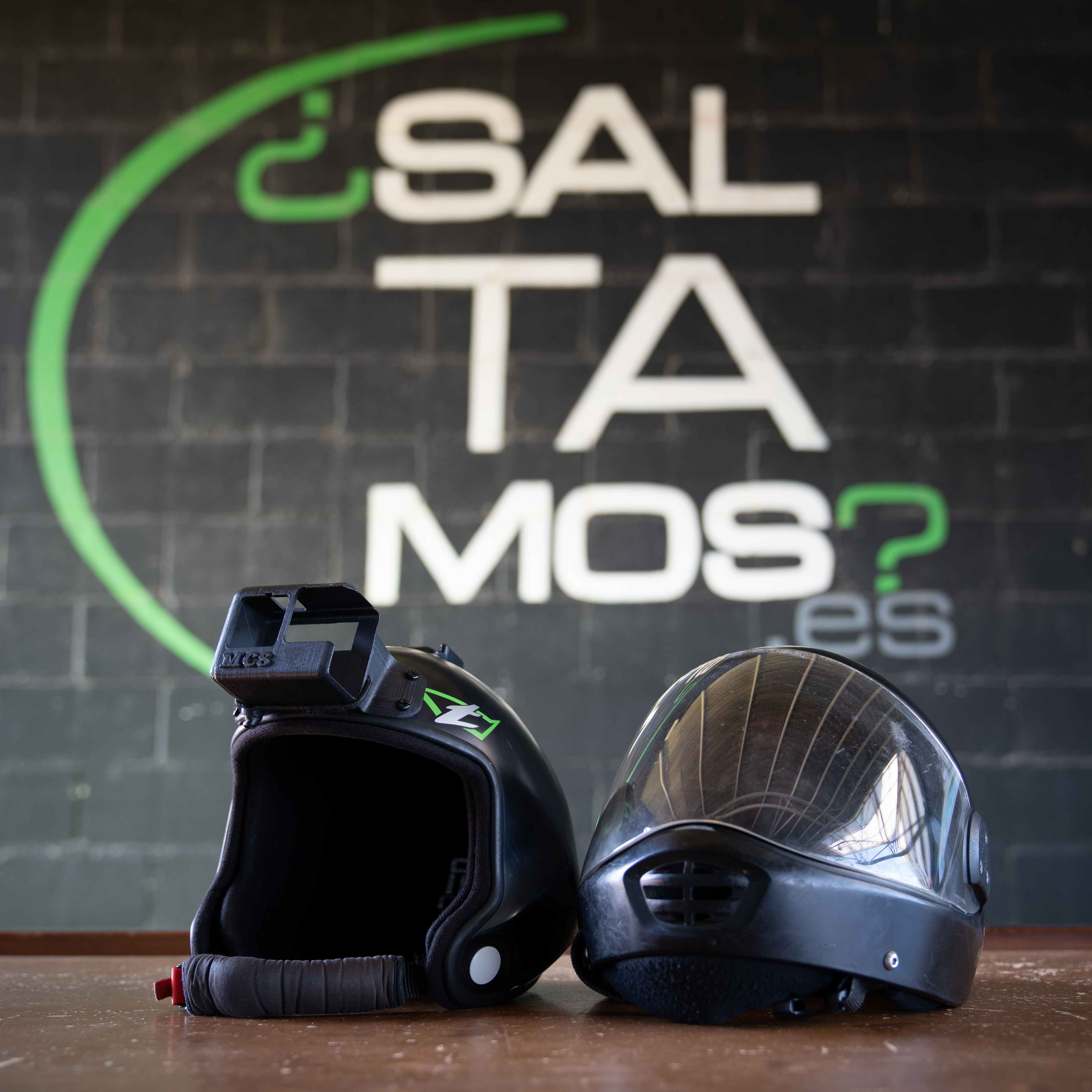 ACCESORIOS BÁSICOS DE TODO PARACAIDISTA: ¿CUÁLES SON, CÓMO SE REVISAN Y EN QUÉ MOMENTO DEBEMOS PONERNOSLOS? 3 Casco abierto y casco integral